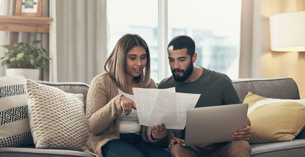 Balance et documents financiers illustrant l'équilibre des choix d'investissement.
